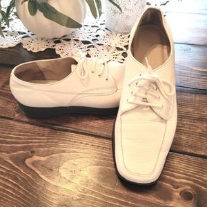 Aigner vintage Gabie white women's casual leather shoe size 8